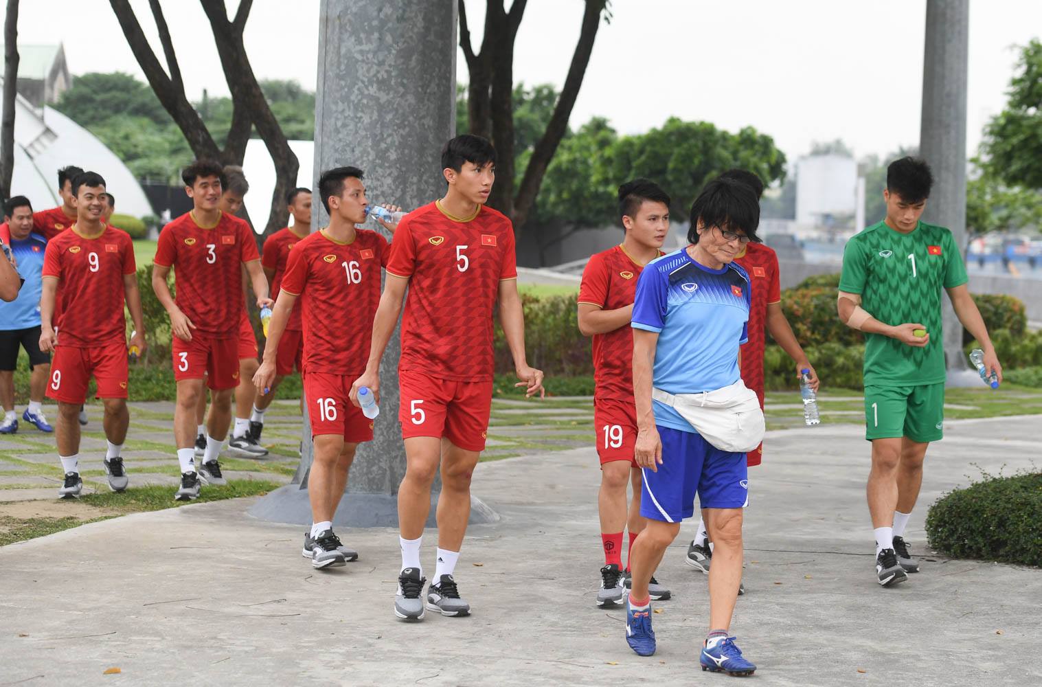 Thầy Park yêu cầu học trò ra công viên... đi dạo